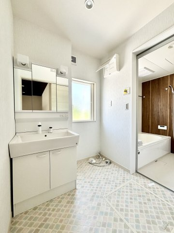 高崎市上佐野町新築住宅の独立洗面台|■洗面室