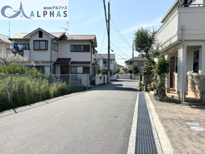 【前面道路含む現地写真】 | 明石市魚住町住吉二丁目　一戸建て | 道路幅員約5.8ｍ以上の為、駐車がしやすいです♪