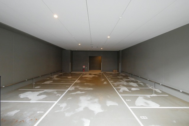 セレニテ難波グランデシュッドの駐車場