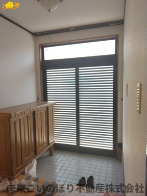 【玄関】 | 久喜市上川崎中古戸建 | 内側から見た玄関はとても開放感があり、気持ちよくお出かけができます。
収納もしっかりあるので家族の靴をきちんと片づけておけます。