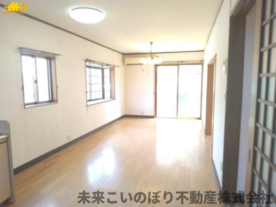 【居間・リビング】 | 久喜市上川崎中古戸建 | 解放感のある広々LDKで大切な家族との時間が過ごせます。