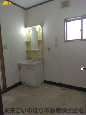 【脱衣所】 | 久喜市上川崎中古戸建 | 洗面脱衣室には窓があり空気の入れ替えが出来カビの防止対策できますよ。
