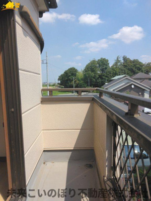 【バルコニー】 | 久喜市上川崎中古戸建 | 南向きのバルコニーは日当たり風当たりがとてもいいです。
洗濯物も良く乾きますね。
