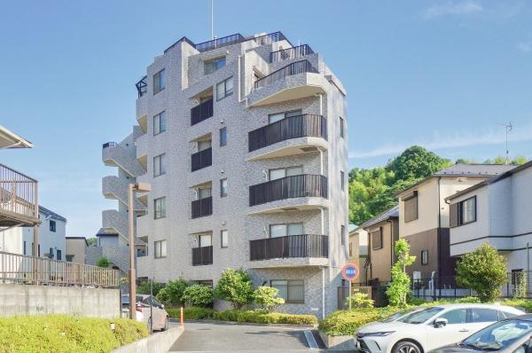 横浜市港北区師岡町の中古マンションの外観|周辺は落ち着いた街並み。
是非一度、現地へお越しください。
ご自宅まで送迎も可能です