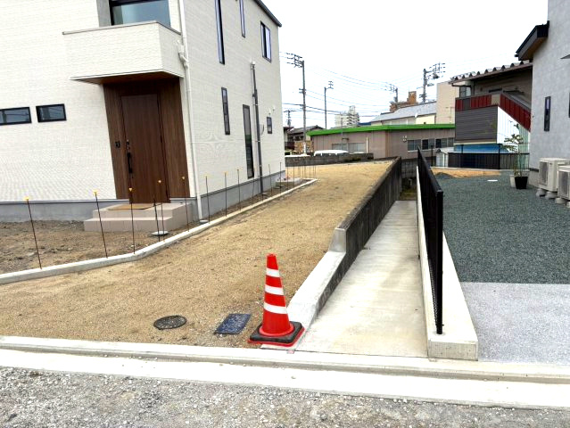 フットネスタウン鷹子町　鷹子町の分譲地の外観|進入路になります。東側の道路から入ります。
