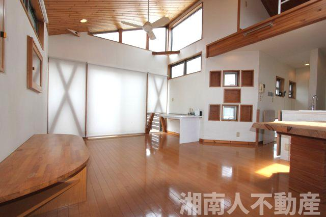 鎌倉市材木座5丁目戸建の居間・リビング