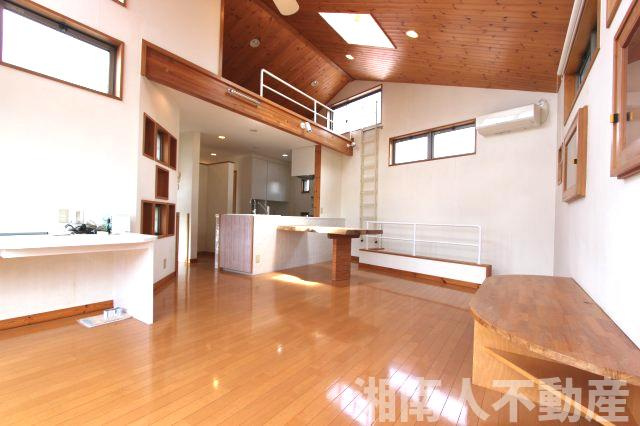 鎌倉市材木座5丁目戸建の居間・リビング