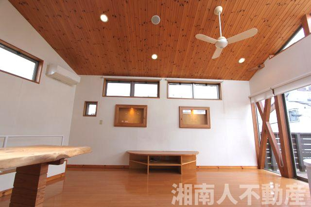 鎌倉市材木座5丁目戸建の居間・リビング