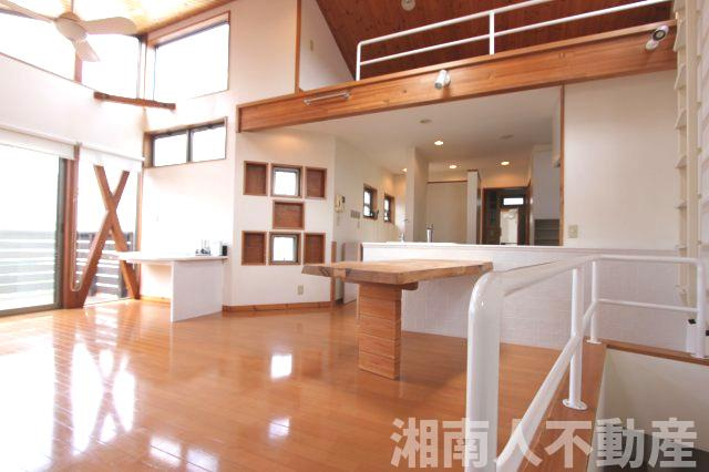 鎌倉市材木座5丁目戸建の居間・リビング