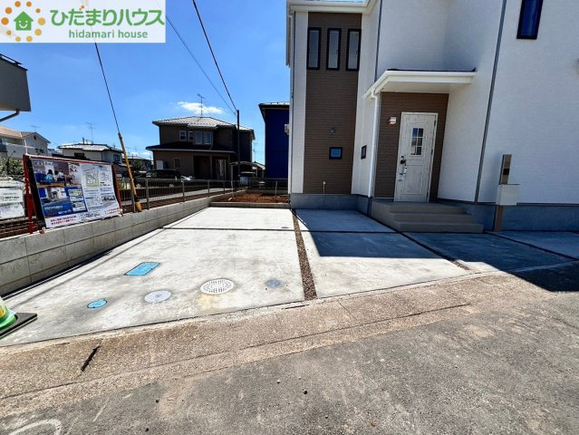 蓮田市緑町　第1　新築一戸建て　01の駐車場|並列2台分の駐車スペースあり♪
お車でのお出かけも楽しめます！