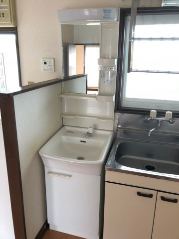 コーポシレーヌの洗面所|明るい洗面所です