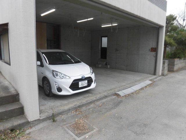 坂之下114-1貸家の駐車場|シャッター付ガレージ