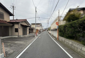 【前面道路含む現地写真】