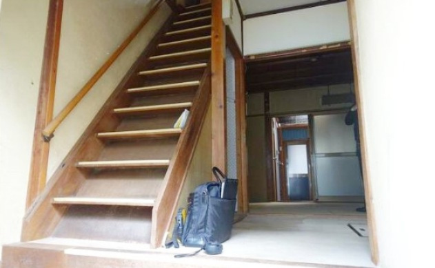 嵯峨折戸町|階段下には収納がございます！