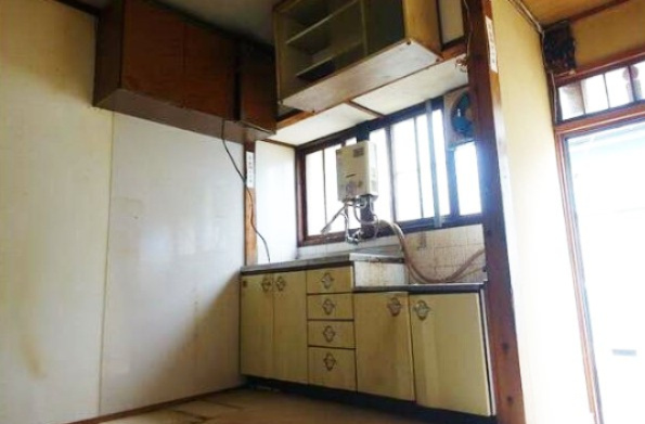 嵯峨折戸町|明るいキッチン♪窓がる為、換気もしっかりとできますね。