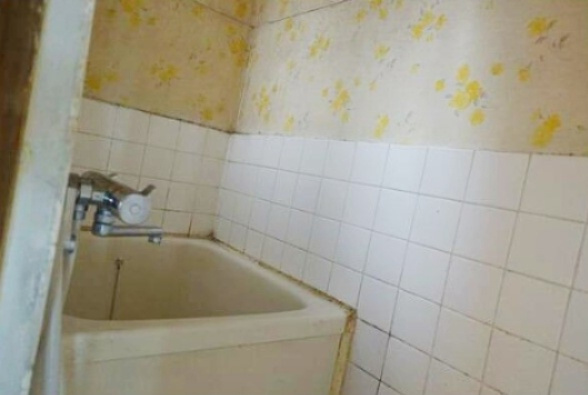 嵯峨折戸町|落ち着いた花柄の壁は、清潔感と落ち着きが感じられます。