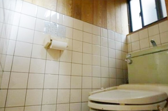 嵯峨折戸町|トイレにも窓がついております。