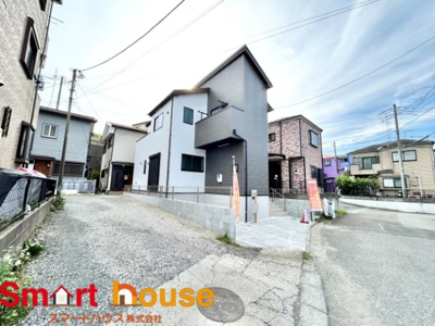 【前面道路含む現地写真】 | 座間市栗原中央　新築１棟！ | 外壁が周囲の街並みと青空に生えるお洒落な仕上がり！周囲には高い建物のないエリア。青い空が大きく感じますね。