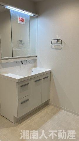 エレンシア逗子小坪　の独立洗面台|独立洗面台あり、毎朝おしゃれに忙しい女性の方におすすめです