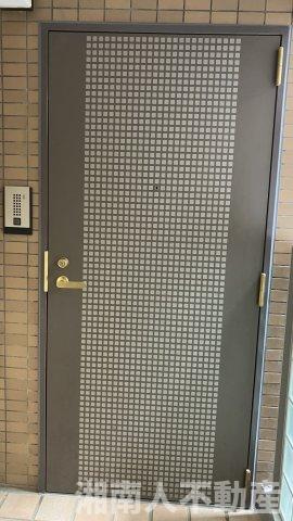 エレンシア逗子小坪　の玄関|収納もある玄関です