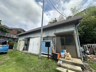 【外観】 | 都筑IC近く♪センター南駅まで徒歩圏内の貸倉庫です！敷地内駐車場があります☆