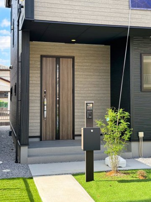 【エントランス】 | 太田市台之郷町　新築戸建 | 屋根付きの玄関は雨の日のぬれずに出入りすることができます！
ダブルロックドアで防犯性も◎