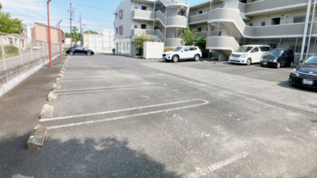 パルク山代の駐車場