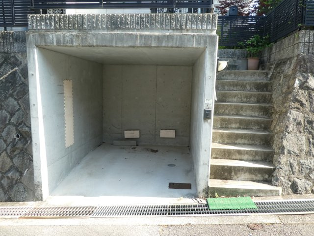 逆瀬台5丁目貸家のエントランス|自転車、バイク置き場