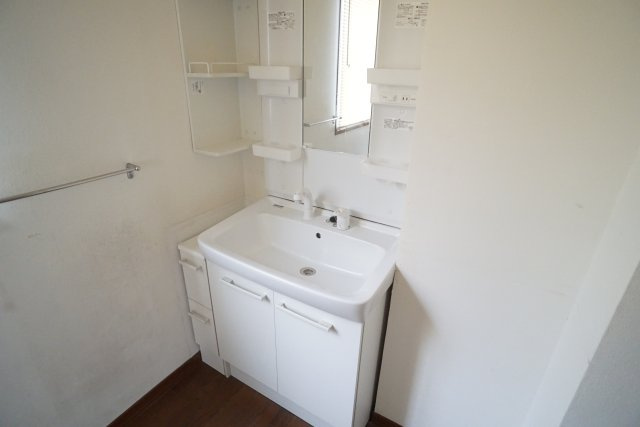 逆瀬台5丁目貸家の洗面所