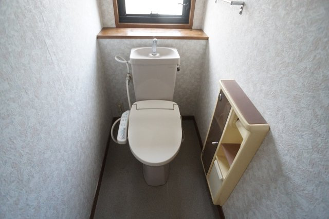 逆瀬台5丁目貸家のトイレ