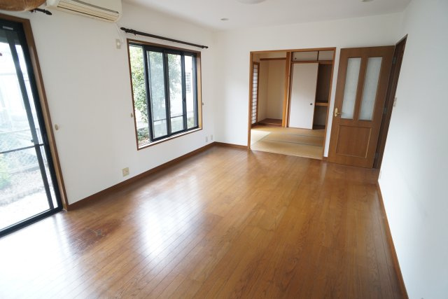 逆瀬台5丁目貸家の居間・リビング