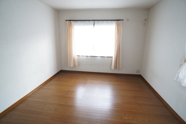 逆瀬台5丁目貸家の居間・リビング