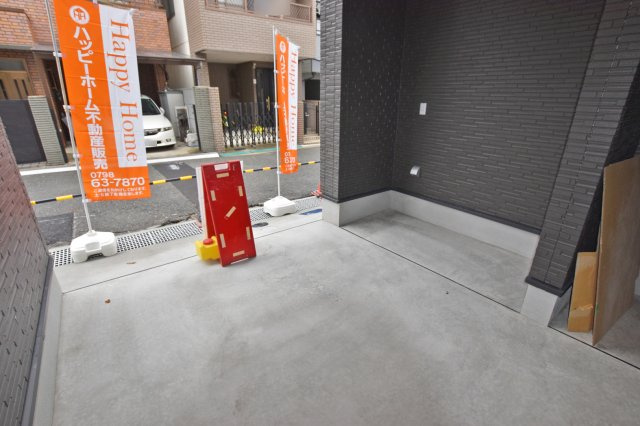 尼崎市神田中通9丁目新築一戸建て│3LDK+駐車1台可の駐車場|屋根付きの駐車場は大型車でも駐車可です。