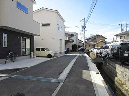 広島市安佐南区川内２丁目　新築一戸建て(全4棟)の前面道路含む現地写真