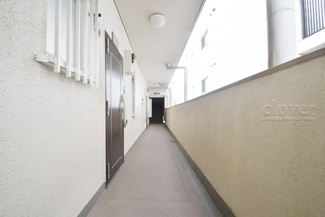 【その他共用部分】 | 当該フロアの共用廊下です。ここもきれいに清掃されています。周囲のお部屋の様子も、ぜひ伺ってみてください。～即日のご見学可能～　お問合せはお気軽にどうぞ。