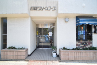 【エントランス】 | お客様を、そして住人を出迎えてくれるマンションのエントランス。ゴミが落ちていないことからも、管理状態の良さや住民の節度の高さが見て取れます。～即日のご見学可能～　お問合せはお気軽にどうぞ。