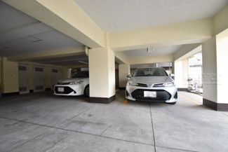 【駐車場】 | マンションの駐車場スペース。空きの有無や駐車料金、サイズ規定などについては、改めてお問い合わせください。～即日のご見学可能～　お問合せはお気軽にどうぞ。
