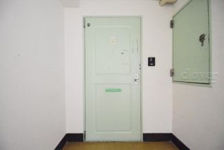 【その他共用部分】 | 皆様をお迎えする、お部屋の玄関ドア。開けやすさや開放角度、ドアノブの操作しやすさや鍵の形状などを、現地で一度ご確認ください。～即日のご見学可能～　お問合せはお気軽にどうぞ。