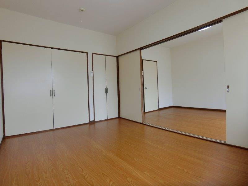 センチュリーハウス津志田Bの洋室