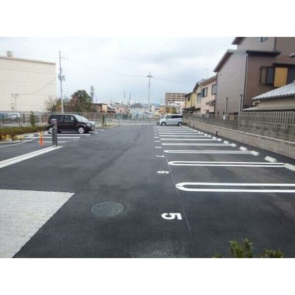 グラン・フィオーレ向日町の駐車場