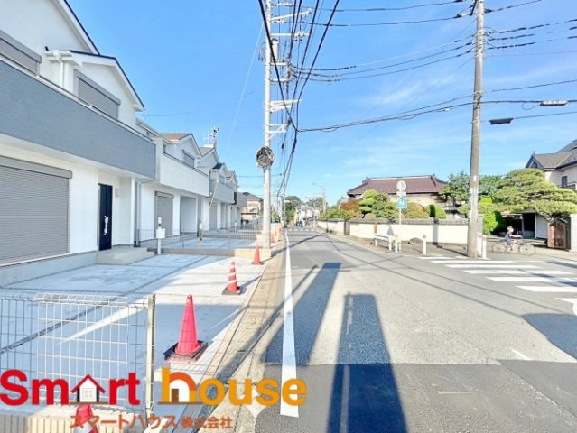 上鶴間本町　新築4棟の前面道路含む現地写真|外壁が周囲の街並みと青空に生えるお洒落な仕上がり！周囲には高い建物のないエリア。青い空が大きく感じますね。