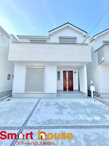 上鶴間本町　新築4棟の外観|外壁が周囲の街並みと青空に生えるお洒落な仕上がり！周囲には高い建物のないエリア。青い空が大きく感じますね。
