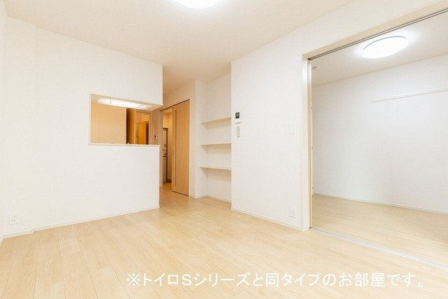 羽島１丁目アパートの居間・リビング