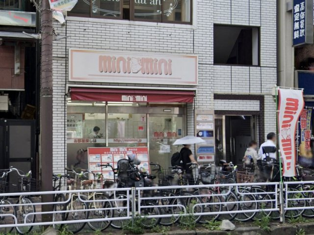 三興ビルのエントランス