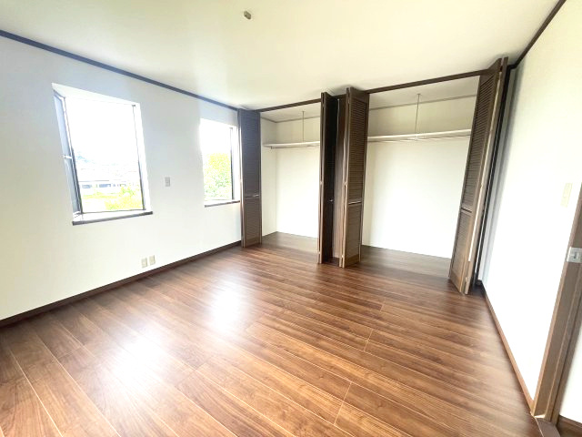 藤岡市立石新田　中古1298の洋室|•	親世代のプライベート空間にも最適な一室
•	夫婦それぞれの趣味部屋としても活用可能
•	静かな環境で、読書や仕事に集中できる空間
