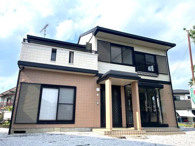 藤岡市立石新田　中古1298の外観|•	南向きで陽光たっぷり、家族の笑顔が映える外観
•	外壁・屋根リフォーム済で安心の住まい
•	大手施工の安心感、堂々とした佇まいが魅力
