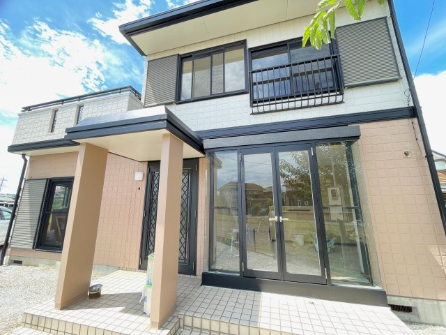 藤岡市立石新田　中古1298の外観|•	南向きで陽光たっぷり、家族の笑顔が映える外観
•	外壁・屋根リフォーム済で安心の住まい
•	大手施工の安心感、堂々とした佇まいが魅力