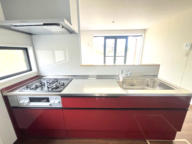 藤岡市立石新田　中古1298のキッチン|•	共働き夫婦に嬉しい、効率的な動線設計
•	料理も片付けもスムーズ、時短キッチン
•	家族の健康を支える、使いやすさ重視の設備
