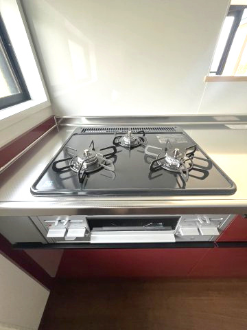 藤岡市立石新田　中古1298のキッチン|•	共働き夫婦に嬉しい、効率的な動線設計
•	料理も片付けもスムーズ、時短キッチン
•	家族の健康を支える、使いやすさ重視の設備
