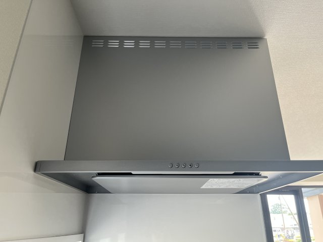 藤岡市立石新田　中古1298のキッチン|•	共働き夫婦に嬉しい、効率的な動線設計
•	料理も片付けもスムーズ、時短キッチン
•	家族の健康を支える、使いやすさ重視の設備
